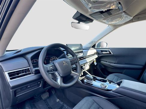 New 2026 Mitsubishi Outlander SE image 9