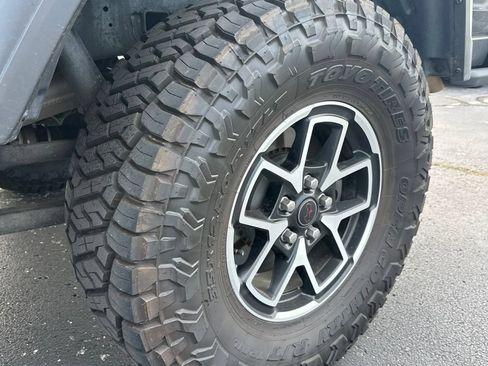 Used 2024 Jeep Gladiator Rubicon w/ Technology Group AWD/4WD image 9