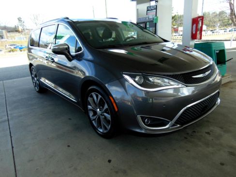 Used 2018 Chrysler Pacifica Limited w/ Tire & Wheel Group image 2