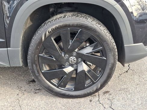 Certified 2024 Volkswagen Taos SE image 8