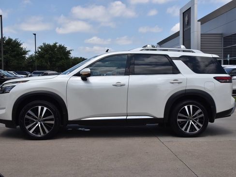 Used 2024 Nissan Pathfinder Platinum FWD image 12