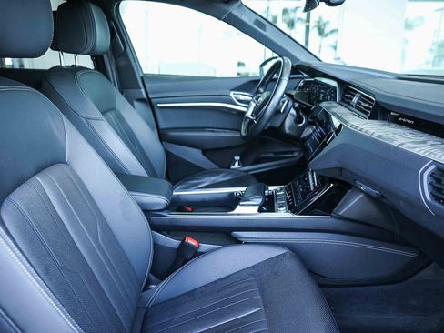 Used 2022 Audi e-tron Premium Plus w/ Premium Plus Package image 24