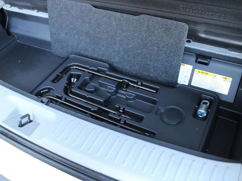 Used 2017 Toyota Highlander XLE image 32