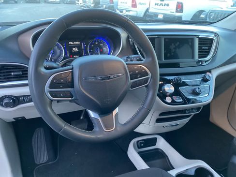 Used 2023 Chrysler Voyager LX image 10