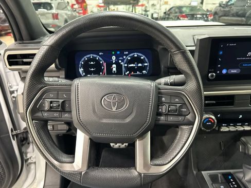 Used 2025 Toyota Tacoma TRD Sport AWD/4WD image 15