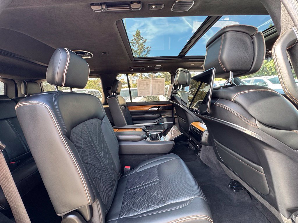 Used 2022 Jeep Grand Wagoneer Series III w/ Rear-Seat Entertainment Group AWD/4WD image 42
