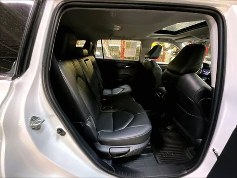 Used 2023 Toyota Highlander XLE image 16