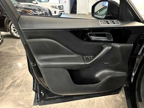 Used 2017 Jaguar F-PACE Premium image 18