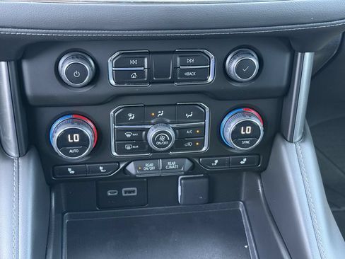 Used 2023 Chevrolet Suburban LT w/ Luxury Package RWD image 18