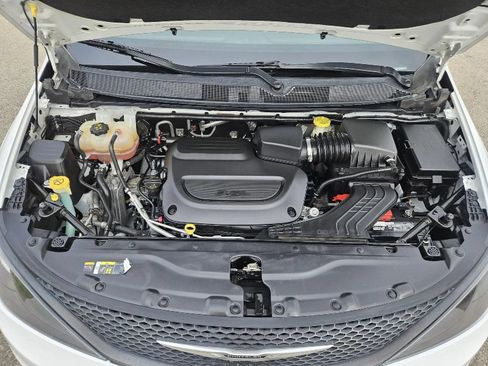 Used 2022 Chrysler Voyager LX FWD image 10