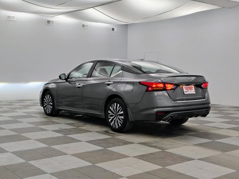 Used 2023 Nissan Altima 2.5 SV w/ SV Premium Package AWD/4WD image 9