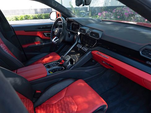 Used 2022 Lamborghini Urus AWD/4WD image 2
