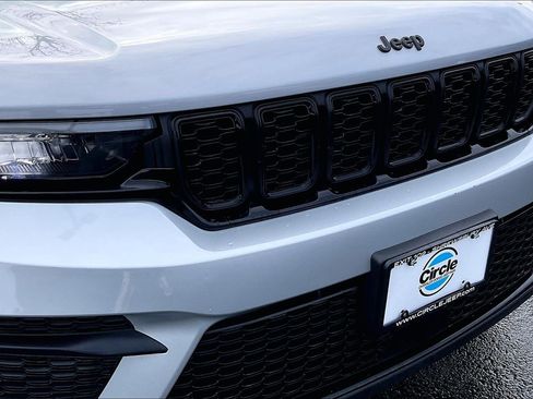 Used 2023 Jeep Grand Cherokee Altitude image 27