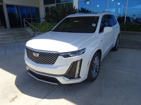 Certified 2020 Cadillac XT6 Premium Luxury AWD/4WD image 3