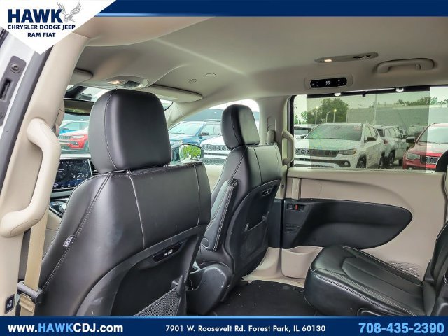 Used 2024 Chrysler Pacifica Touring-L FWD image 12