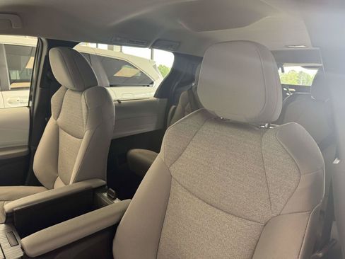 Used 2026 Toyota Sienna LE FWD image 18