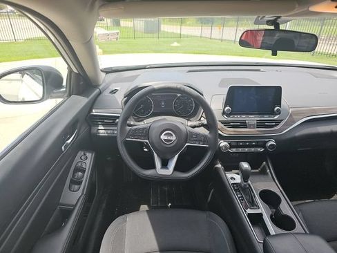 Used 2025 Nissan Altima 2.5 SV FWD image 23