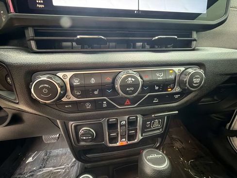 Used 2025 Jeep Gladiator Sport AWD/4WD image 25