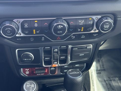 Used 2024 Jeep Gladiator Mojave image 36