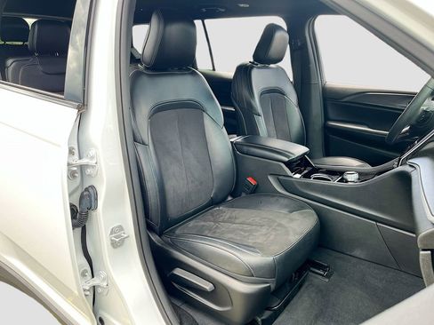 Used 2023 Jeep Grand Cherokee L Laredo image 28