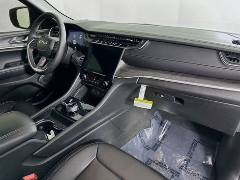 Certified 2025 Jeep Grand Cherokee Limited w/ Black Appearance Package image 40