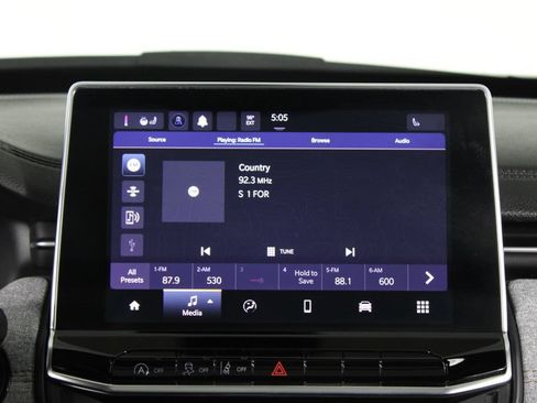 Used 2024 Jeep Compass Latitude w/ Sun and Sound Group AWD/4WD image 8
