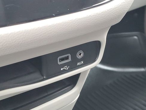 Used 2018 Chrysler Pacifica Touring-L image 23