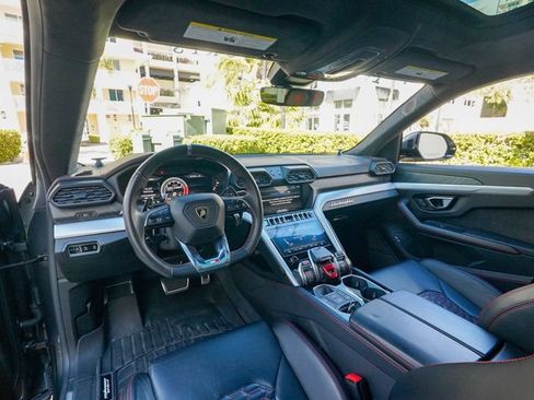 Used 2019 Lamborghini Urus AWD/4WD image 3