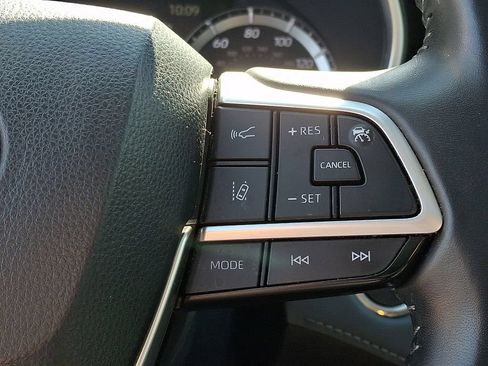 Used 2022 Toyota Highlander XLE AWD/4WD image 15
