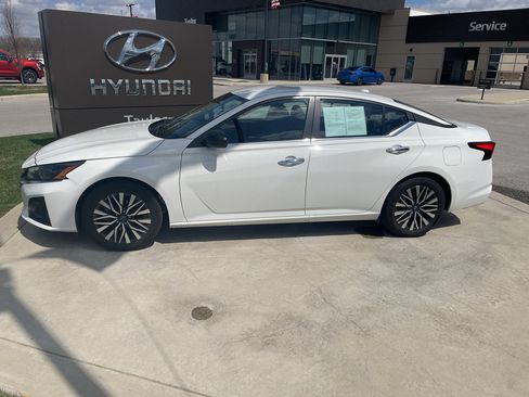 Used 2025 Nissan Altima 2.5 SV image 2