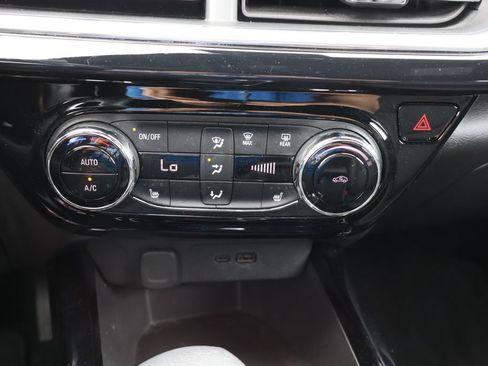 Used 2024 Chevrolet Trax RS FWD image 11