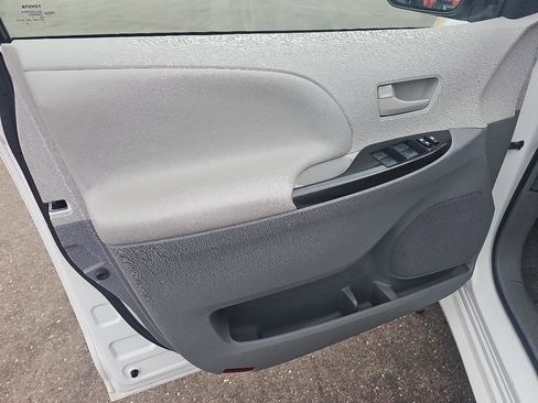 Used 2013 Toyota Sienna LE image 8