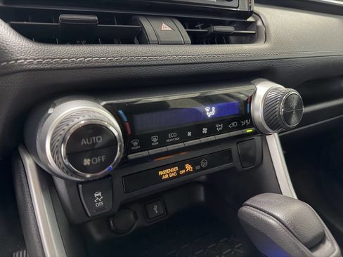 Used 2020 Toyota RAV4 LE image 29