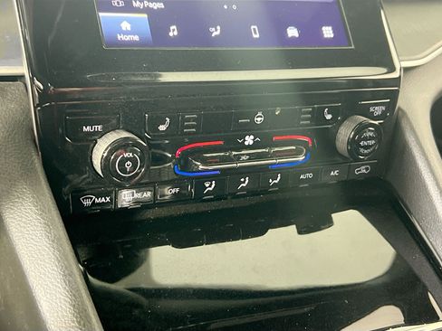 Used 2023 Jeep Grand Cherokee Altitude AWD/4WD image 15