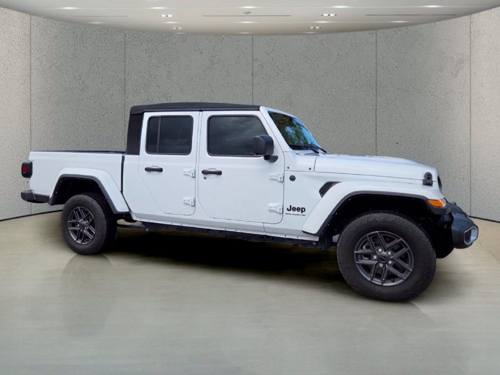 Used 2024 Jeep Gladiator Sport AWD/4WD image 3