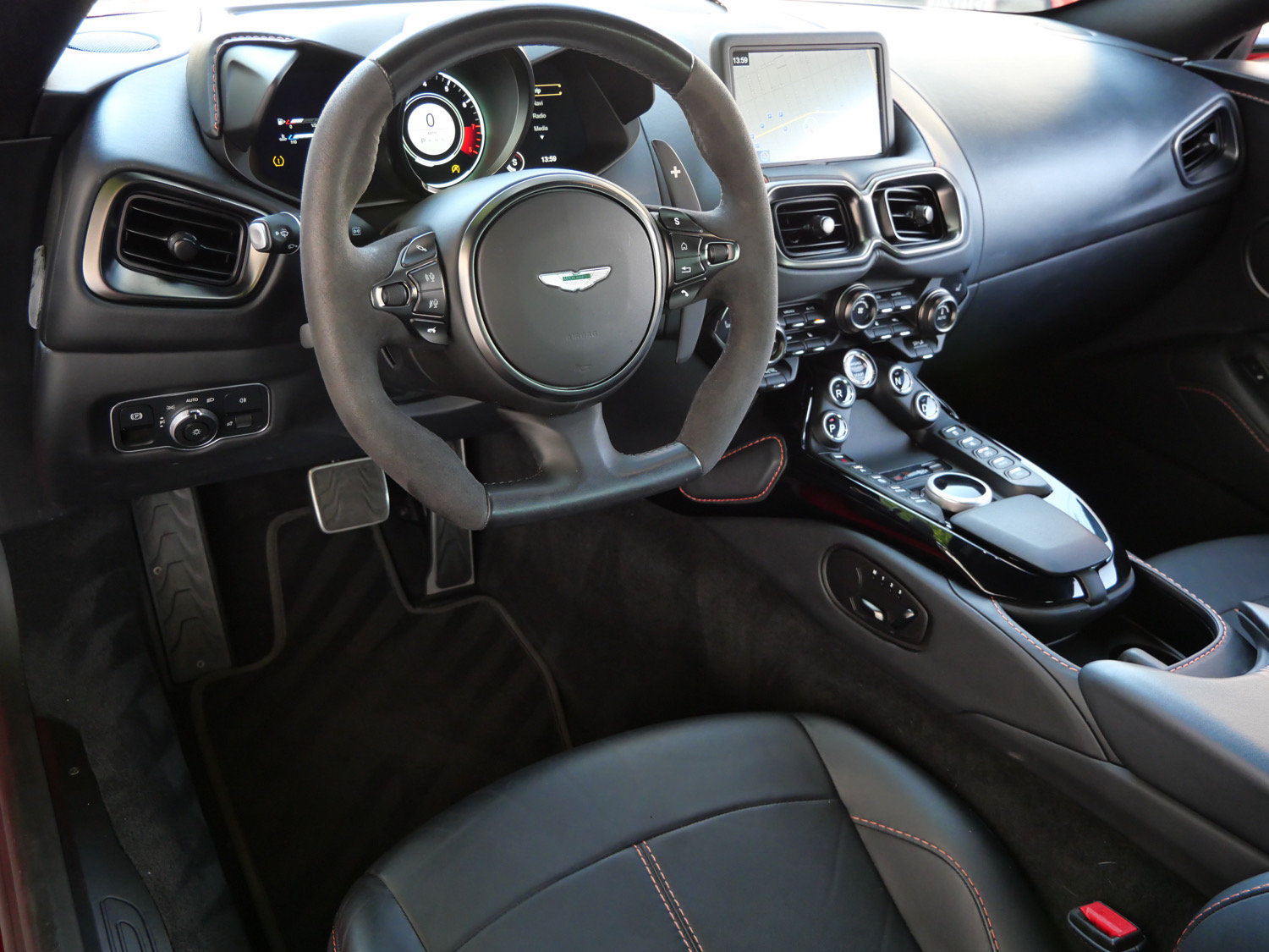 Used 2022 Aston Martin V8 Vantage Coupe RWD image 3