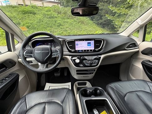 Used 2022 Chrysler Pacifica Touring-L FWD image 10