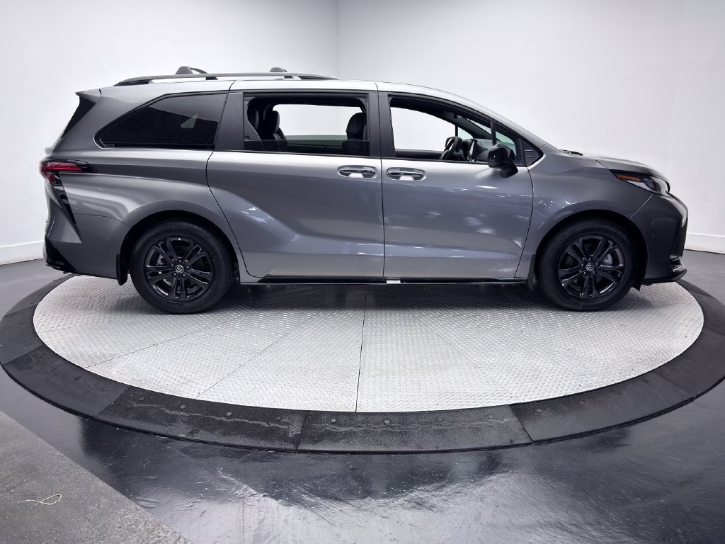 Used 2026 Toyota Sienna XSE AWD/4WD image 4