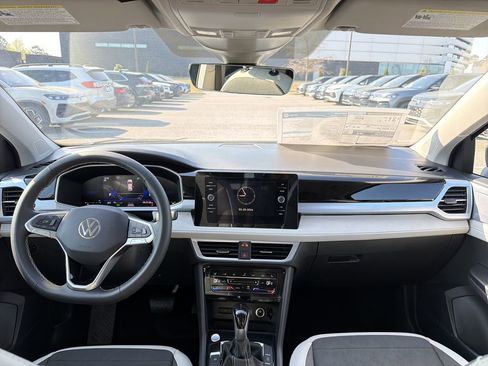 New 2026 Volkswagen Taos SE FWD image 21