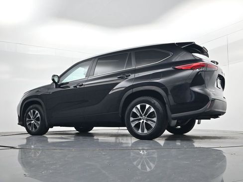 Used 2023 Toyota Highlander XLE AWD/4WD image 42