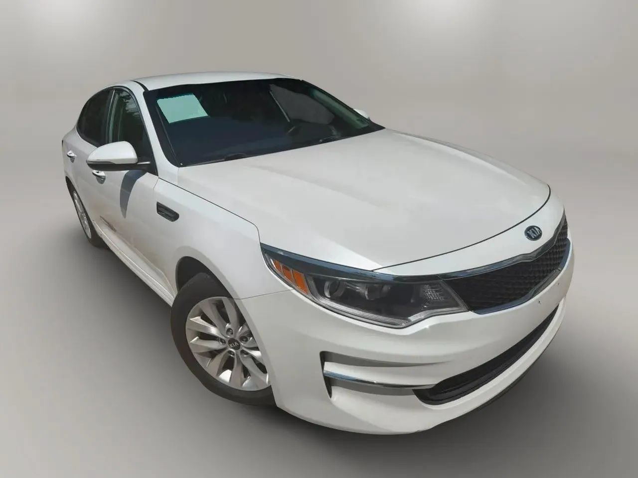 Used 2018 Kia Optima LX w/ 17" Alloy Wheels Package FWD image 2