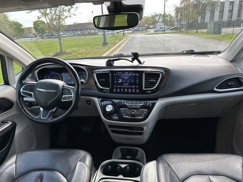 Used 2019 Chrysler Pacifica Touring-L w/ Advanced Safetytec Group image 3