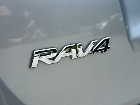 Used 2018 Toyota RAV4 XLE FWD image 39