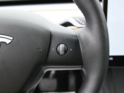 Used 2025 Tesla Model Y Long Range RWD image 18