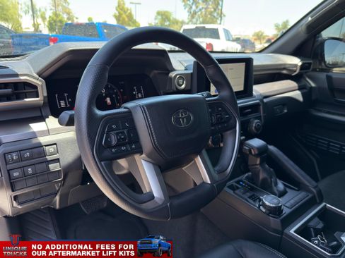 Used 2025 Toyota 4Runner SR5 AWD/4WD image 18