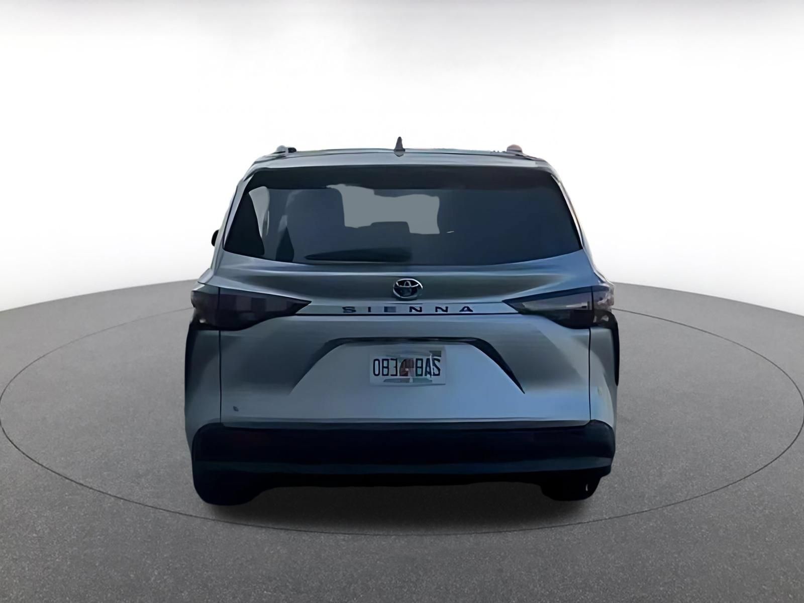 Used 2025 Toyota Sienna XLE FWD image 10