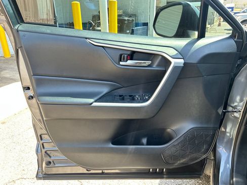 Used 2020 Toyota RAV4 XLE FWD image 7