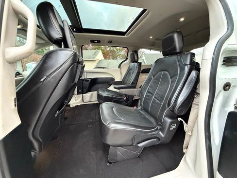 Used 2018 Chrysler Pacifica Limited image 14