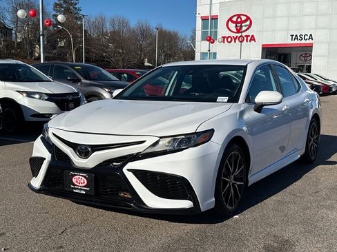 Used 2021 Toyota Camry SE image 3