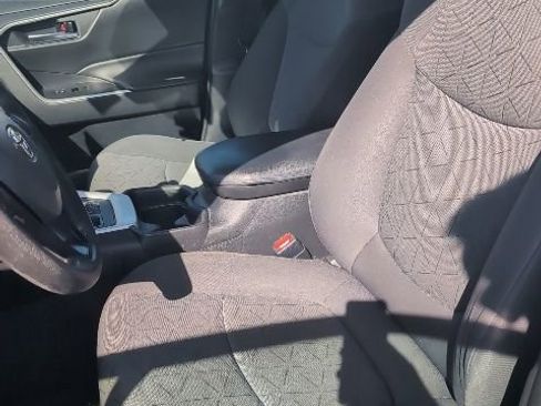 Used 2021 Toyota RAV4 XLE image 11